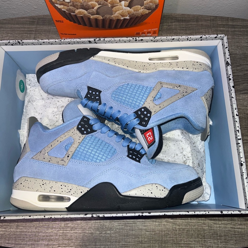 Jordan 4 university blue size 8.5 7/10 condition